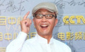 吴刚身着清新白衣亮相红毯 满面笑容亲切随和