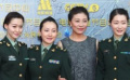 八一厂代表亮相红毯军姿飒爽 岳红吐舌招手显俏皮