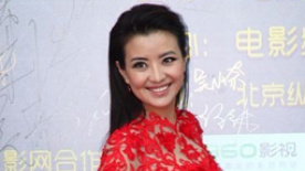 颁奖典礼主持人经纬亮相 裹身镂空红裙尽显妖娆