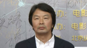 著名作家编剧刘震云亮相 沉稳大气挥毫留影签名版