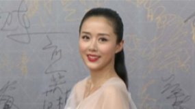 颜丹晨红色蓬裙薄纱露肩 复古奔放不失清纯俏皮