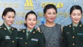 八一厂代表亮相红毯军姿飒爽 岳红吐舌招手显俏皮