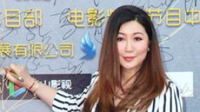 首位“过亿女导演”金依萌亮相 西装长裙简洁大方