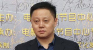 《全民目擊》導演非行踏上紅毯 黑亮西裝面露笑容