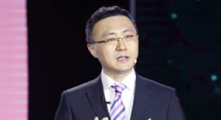 王長(zhǎng)田登臺(tái)贊《同桌的妳》 大膽啟用新導(dǎo)演新演員