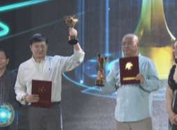 优秀编剧奖花落“孔二皮” 老前辈芦苇上台颁奖