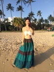 柳岩微博晒度假照秀小蛮腰 遮“巨波”妩媚依然