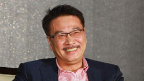 周星驰低调访天津戏剧节 吴孟达为其人缘差平反