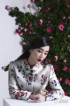 袁姍姍復(fù)古寫真大片曝光 口含玫瑰盡顯嫵媚撩人