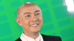 张卫健变身星主播上演黑白配 《疼爱》献妻表爱意