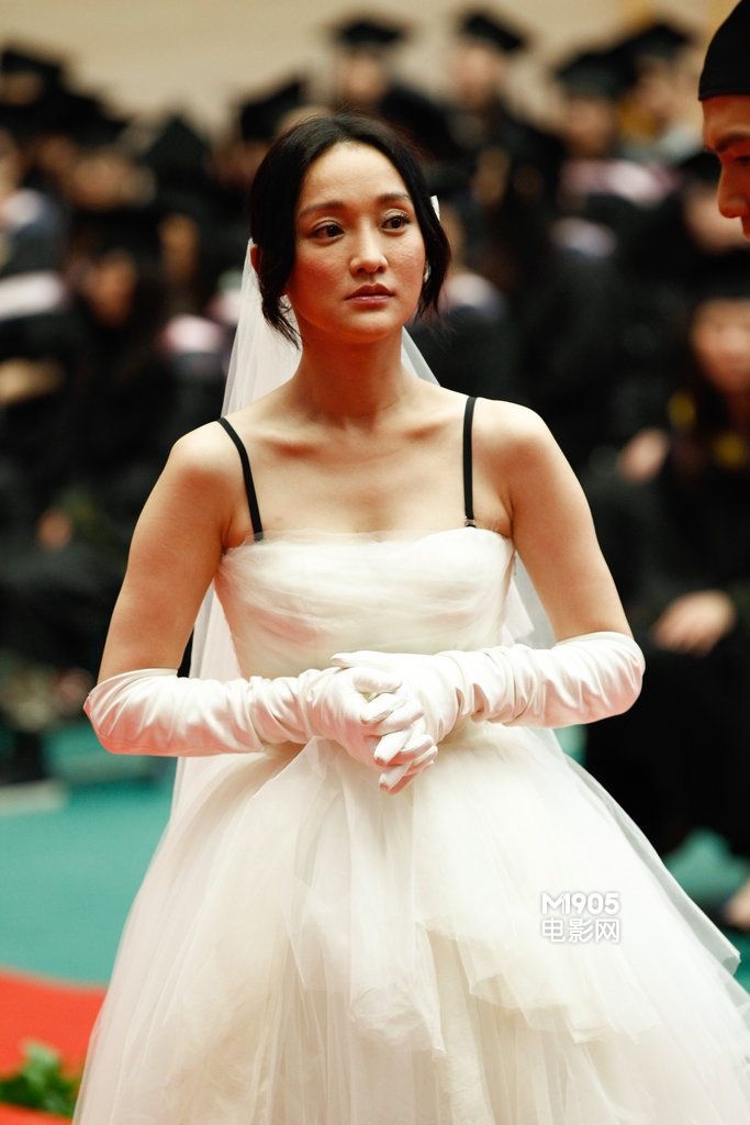 周迅新戏婚纱造型清纯靓丽 公布恋情笑容甜蜜