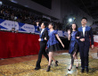 大學(xué)生主持人登臺亮相紅毯 笑容清新精神飽滿