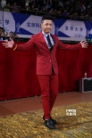 段奕宏着红色西服亮相红毯 双臂张开难掩兴奋