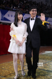 范明攜女兒微笑揮手亮相 父女著裝默契感情親密