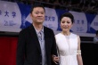 顏丙燕攜王競微笑亮相紅毯 白裙簡潔凸顯氣場