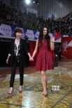 湯唯攜手導(dǎo)演薛曉路亮相 紅色暗花短裙低調(diào)奢華