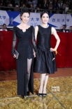 “大小陶虹”微笑牽手亮相 同穿黑色禮服似姐妹