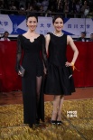 “大小陶虹”微笑牽手亮相 同穿黑色禮服似姐妹