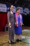 奚美娟攜老藝術家亮相紅毯 碎花長裙顯氣質優(yōu)雅