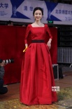 “素颜女神”王丽坤盛装亮相 笑容温婉挥手致意