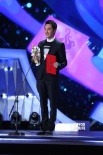 馮紹峰榮膺最受歡迎男主角獎(jiǎng) 緊握獎(jiǎng)杯喜上眉梢
