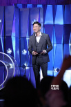 影帝张家辉登台担任开奖嘉宾 西装革履笑容亲切