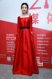 “美人心计”女星王丽坤亮相后台 红色长裙大气