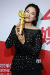 演員沈傲君亮相后臺(tái)捧杯微笑 喜悅難抑神采飛揚(yáng)