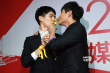 陈思诚亮相后台笑容灿烂 与刘昊然亲吻奖杯搞怪