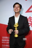最佳低成本電影演員獎(jiǎng)得主亮相后臺(tái) 微笑合影