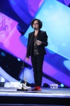 導(dǎo)演寧瀛代姐姐領(lǐng)獎(jiǎng) 手指劃傷張家輝送紙巾貼心