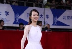 其他女星如張梓琳、顏丙燕、李蜜、楊恭如、車永莉、王麗坤等則大走女神風(fēng)情，擁有地球人望塵莫及的好身段和大長腿的張梓琳不用多么繁復(fù)的禮裙，海軍藍(lán)緊身小短裙盡顯火辣噴香好肉體；都選擇了白色禮裙的顏丙燕和李蜜散發(fā)著傳統(tǒng)的飄逸柔美，楊恭如卻干脆套上白T和短裙，干脆將平凡進(jìn)行到底；素顏美女王麗坤則以紅色拖地裙走起復(fù)古風(fēng)，高腰線設(shè)計(jì)大走韓范兒優(yōu)雅。