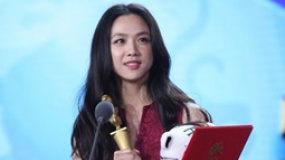 汤唯力压桂纶镁获影后 俏皮领奖祝妈妈母亲节快乐