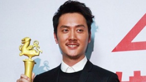 冯绍峰摘最受大学生欢迎男演员 自嘲英文水平低