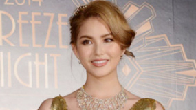 昆凌低胸裸背尺度大开 坦言不用跟男友周杰伦报备