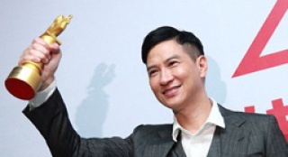 张家辉获最佳男主角 笑称自己像大学生一样优秀