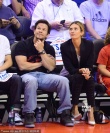 NBA赛场似明星“聚会” 比伯带老妈看球亲密合影