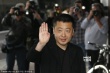 贾樟柯黑衣抵戛纳示意粉丝 巩俐鲜艳打扮挥手笑