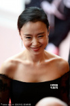 韩国女星全度妍露肩裙现身 强颜欢笑难掩皱纹