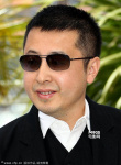 评审团亮相室外发布会 贾樟柯戴黑超帅气现身