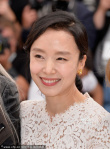 戛納電影節(jié)女評委合影 全度妍性感鏤空上衣?lián)岀R