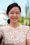 戛納電影節(jié)女評委合影 全度妍性感鏤空上衣?lián)岀R