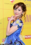 金莎蓝色洋娃娃装甜美亮相 低胸露乳沟疯狂抢镜