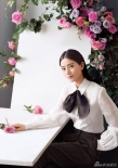 高圆圆春意写真被玫瑰浪漫包围 露背设计增妩媚