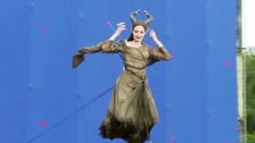 《沉睡魔咒》拍攝特輯 朱莉吊威亞女巫高空飛翔