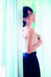谢楠婚后写真孕味全无 披柔美长发笑容甜美宜人
