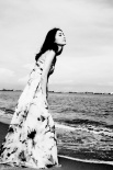 黃圣依穿性感抹胸裙海邊漫步 似美人魚嬌媚可人