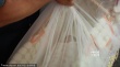 楊冪身穿短裙露美腿出院 “小糯米”睡相曝光