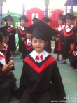 森碟幼兒園畢業(yè) 身穿學(xué)士服被贊“少年版赫敏”
