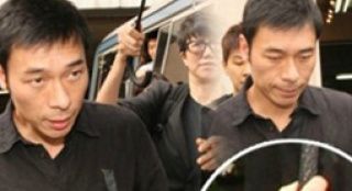 许志安送别亡兄郑秀文全程陪同 无名指现“婚戒”